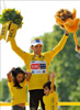 El ciclista espaol del CSC Carlos Sastre, ganador del Tour'08, celebra su victoria sobre el podio junto a sus hijos, Claudia y Yeray 