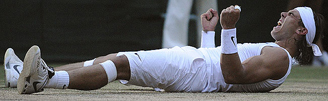Rafa Nadal celebra su triunfo tras mas de cuatro horas juego frente al suizo Roger Federer.