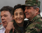 La ex candidata presidencial es abrazada por el comandante de las Fuerzas Militares, general Freddy Padilla de Len  y el Ministro de Defensa colombiano