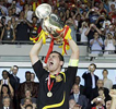 Iker Casillas, capitn de la seleccin espaola, levanta el trofeo