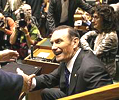Un parlamentario felicita al lehendakari, Juan Jos Ibarretxe