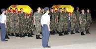 Compaeros del teniente Santiago Hormigo Ledesma y del sargento Joaqun Lpez Moreno durante el acto fnebre celebrado en la base de Torrejn de Ardoz