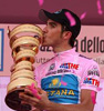 Alberto Contador besa su trofeo de campen de "Il Giro"