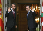 Zapatero e Ibarretxe en la puerta de La Moncloa.