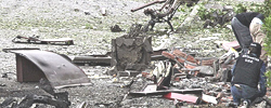 La Guardia Civil examina los restos de la explosin en Getxo.