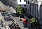 El Congreso de los Diputados durante el desfile de un batalln mixto de los tres Ejrcitos y la Guardia Civil ante el fretro.