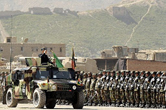 El presidente afgano, Hamid Karzai, pasaba revista a las tropas desde un vehculo antes de que se produjera el ataque talibn