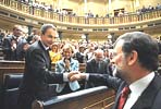 Rajoy felicita a Zapatero, bajo los aplausos del resto de los diputados