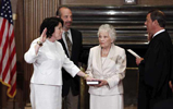 Sotomayor (iz) jura su cargo como magistrada del Tribunal Supremo de EEUU