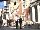 Sin chaqueta y arremangado, Obama recorri con Berlusconi las ruinas del terremoto 