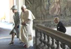 El Papa e Isabel II, seguidos por el duque de Edimburgo, en el palacio de Holyroodhouse