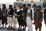 Insurgentes talibanes durante la entrega de armas (imagen del Ministerio de Defensa)