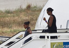 Michelle Obama y su hija descendiendo del Air Force Two en el aeropuerto de Mlaga.