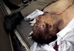 El cuerpo de Gadafi transportado  en una camioneta.