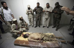 El cuerpo putrefacto de Gadafi exhibido como un trofeo.