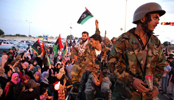 Rebeldes libios recibidos en Bengasi como hroes.