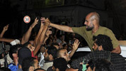 Saif al Islam saluda a seguidores de Gadafi tras reaparecer en Trpoli