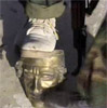 Un "rebelde" pisotea el rostro de Gadafi en bronce.
