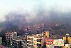 La ciudad de Hama cubierta por el humo de las explosiones. reuters 