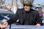 Gadafi saludando a sus seguidores desde un coche en Trpoli.