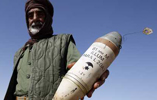 Un rebelde libio con una de las bombas de racimo lanzadas por los gadafistas.