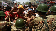 La polica reprimi las protestas en Yemen.