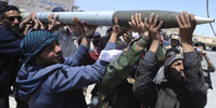 Rebelde libios transportan un misil en la carretera que conduce hasta Brega 