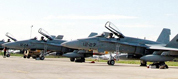Los cuatro F18 espaoles preparados en la pista  de base italiana de Decimomannu, al sur de isla de Cerdea.
