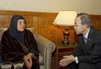 Ban Ki-moom con la madre de Mohamed Bouazizi.
