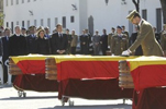 El prncipe heredero coloca la Cruz del Mrito Militar con distintivo amarillo en uno de los fretros de los cinco militares fallecidos.