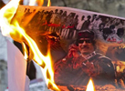 Los manifestantes queman una imagen de Gadafi