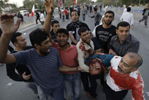 Manifestantes antigubernamentales trasladan a un compaero herido en las protestas de Manama