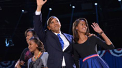 Barak Obama y su familia, saludan a los miles de seguidores que se congregaron en Chicago, Illinois. 