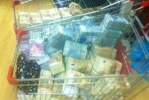 Dos carros de supermercado cargados de fajos de billetes, requisado la red mafiosa.