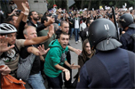 Enfretamiento entre manifestantes y policas.