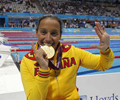 Teresa Perales muerde su oro y subraya sus 6 triunfos en los juegos de Londres 2012.