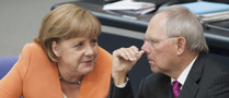 Merkel conversa con su ministro de Finanzas durante la votacin de la ayuda a la banca espaola 