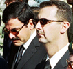 El asesinado viceministro de Defensa  y cuado del presidente, Asef Shawkat, a la derecha, junto al dictaror El Asad