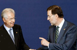 Mariano Rajoy y Mario Monti charlan antes del inicio de la Cumbre Europea en Bruselas. | Efe
