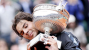 Rafeel Nadal posa con el trofeo de Roland Garros.
