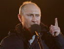 Putin, con lgrimas en los ojos, se dirige a sus partidarios tras la victoria.
