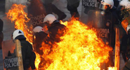 Un cctel molotov explota durante las protestas en Atenas