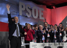 El nuevo Secretario General del PSOE saluda rodeado de su ejecutiva.