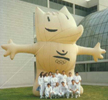 Un grupo de voluntarios olimpicos con la mascota Cobi