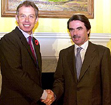 Aznar y Blair se estrechan la mano, hoy en Downing Street.