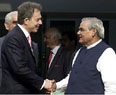 El primer ministro britnico, Tony Blair, convertido en "embajador de occidente" en la zona del conflicto, saluda a su homlogo indio, Atal Behari Vajpayee.