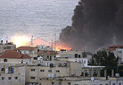 Una columna de humo se levanta en la zona de Gaza donde se encuentran las oficinas de Arafat