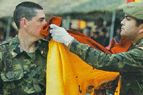 Un soldado del ltimo reemplazo obligatorio en su "Jura de Bandera"