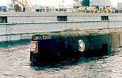 Parte del submarino nuclear emerge en el puerto de la ciudad rusa de Roslyakovo, donde ha sido remolcado