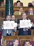 Los diputados de Izquierda Unida muestran con pancartas su rechazo a la LOU en el Congreso